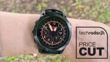 Garmin Epix Pro (Gen 2) Sapphire Edition colocado en una muñeca sobre un cartel de bajada de precio