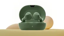 Auriculares inalámbricos SteelSeries Arctis GameBuds para Xbox en acabado verde Matcha sobre fondo claro