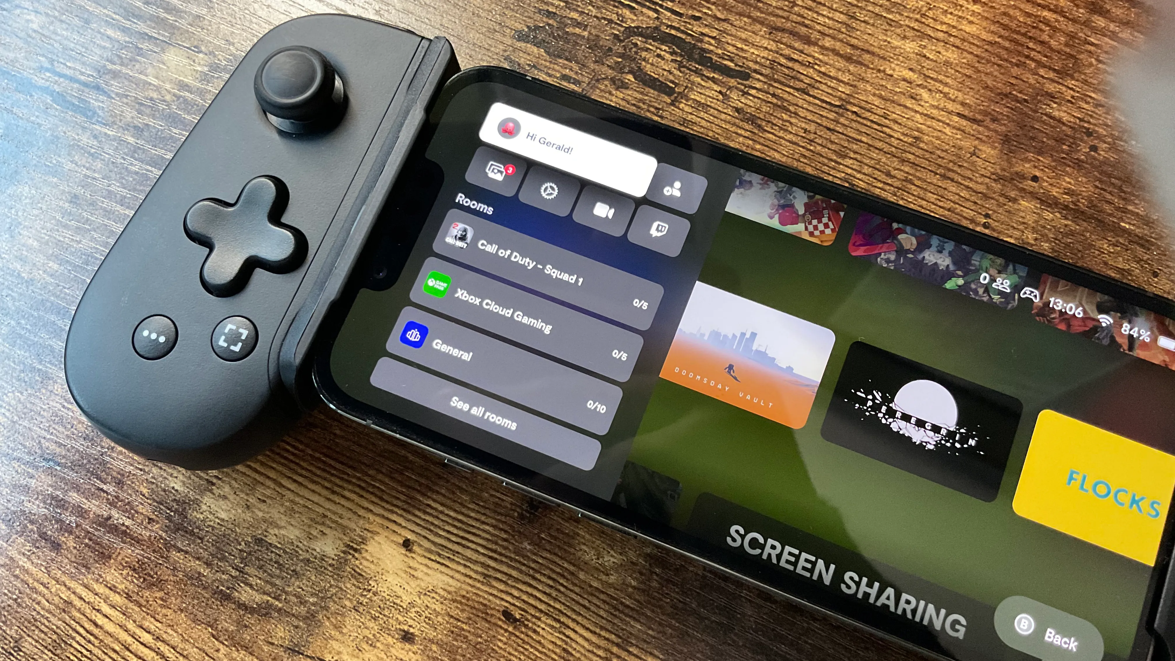 Mando Backbone One acoplado a un iPhone