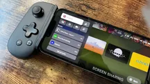 Mando Backbone One acoplado a un iPhone