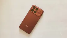 Poco F9 Ultra en color burdeos fotografiado sobre una superficie clara, con la trasera y el bloque de cámaras a la vista