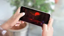 Un Galaxy S26 FE ejecutando un videojuego en la mano de un usuario