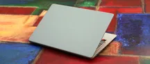Portátil ASUS ZenBook 14 con acabado metálico sobre una superficie de madera