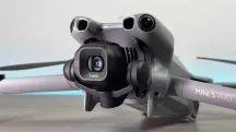Primer plano de la cámara estabilizada de una pulgada del DJI Mini 5 Pro, con los sensores de visión frontal encima