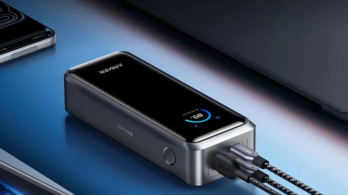 Batería externa Anker Prime con pantalla digital y dos cables USB-C conectados