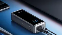 Batería externa Anker Prime con pantalla digital y dos cables USB-C conectados