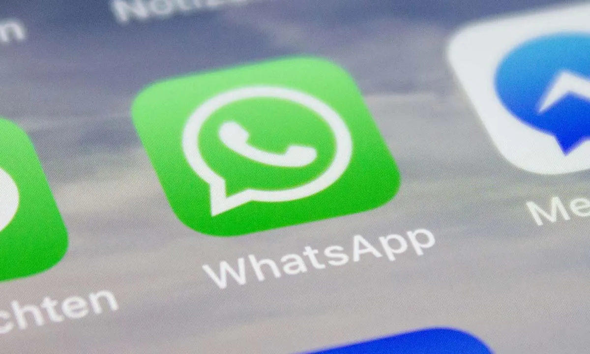 Ilustración de la aplicación de WhatsApp en un teléfono móvil