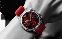Xiaomi Watch S5 Transparent Edition con su esfera roja y la caja de cristal transparente