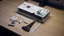 Tarjeta gráfica ASUS ROG Astral RTX 5090 White OC de color blanco con tres ventiladores