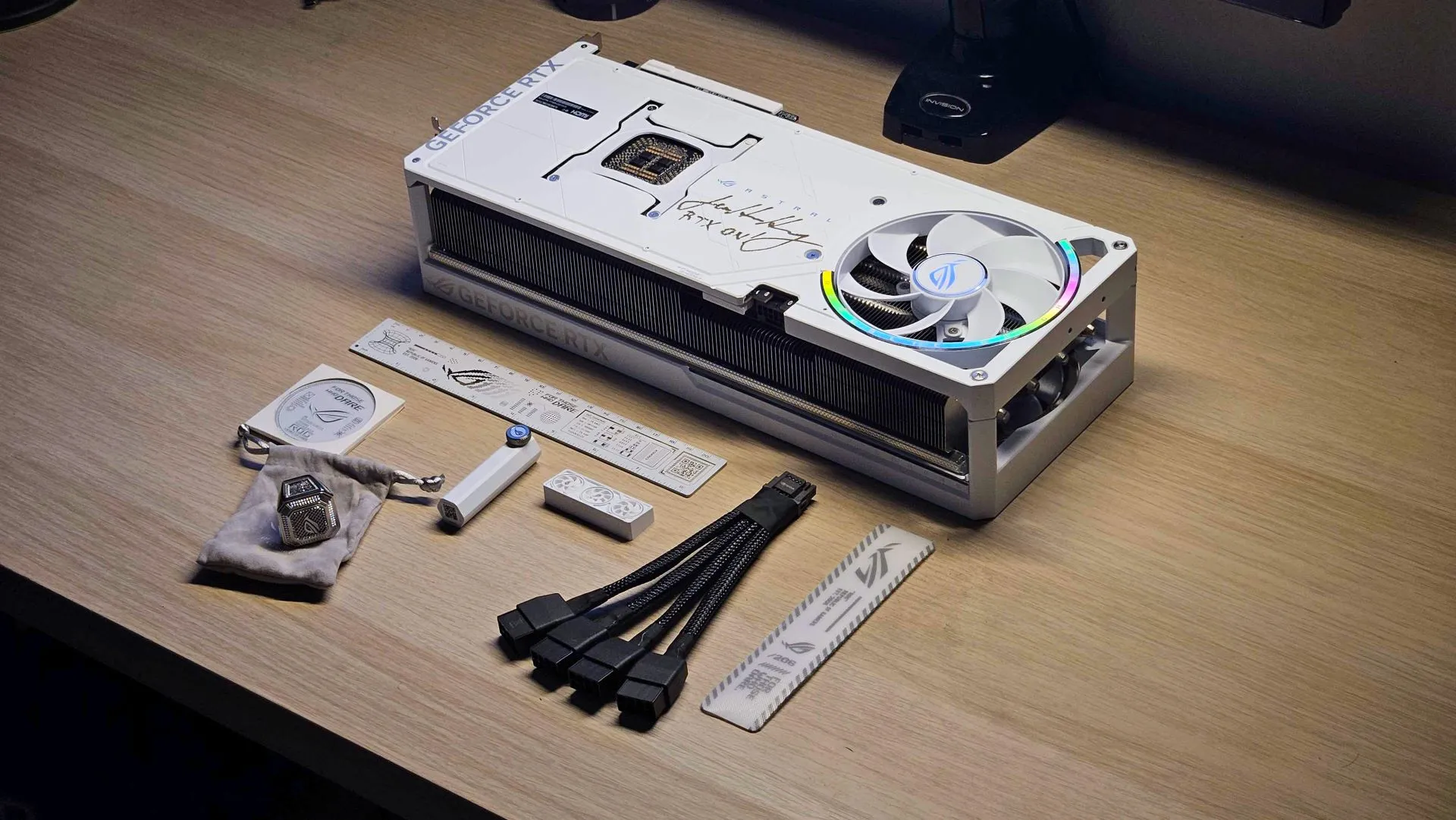Tarjeta gráfica ASUS ROG Astral RTX 5090 White OC de color blanco con tres ventiladores