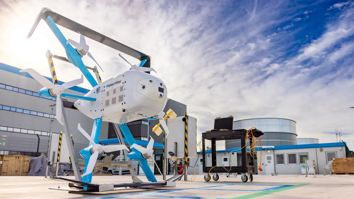 Dron de reparto de Amazon sobre una plataforma de lanzamiento
