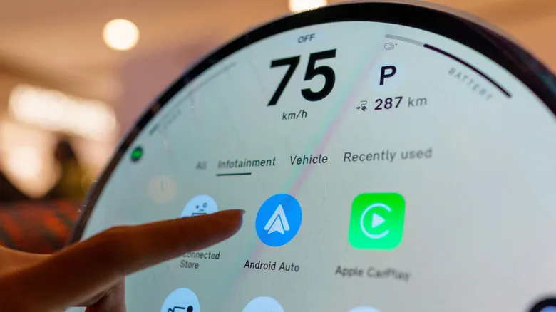 Pantalla de infoentretenimiento de un coche con las opciones de Android Auto y Apple CarPlay