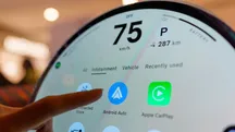Pantalla de infoentretenimiento de un coche con las opciones de Android Auto y Apple CarPlay