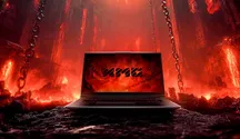 Portátil para juegos de XMG rodeado de cadenas sobre un escenario de lava y fuego