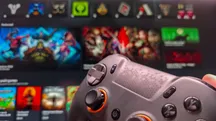 Mando de PC para juegos sobre una imagen de la aplicación Xbox en Windows 11
