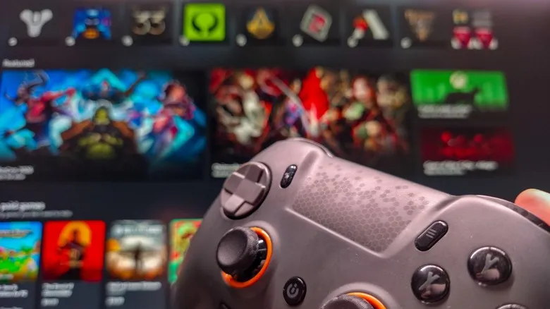 Mando de PC para juegos sobre una imagen de la aplicación Xbox en Windows 11