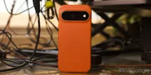 Funda de cuero Bellroy en color rojo ocre montada en un Pixel 11 Pro XL
