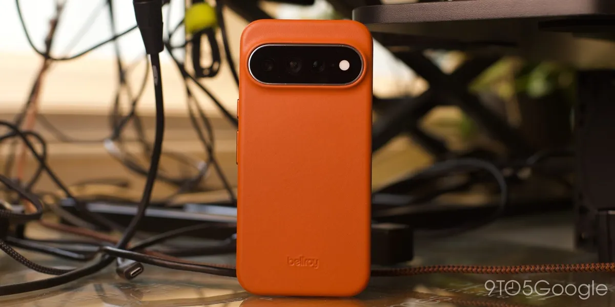Funda de cuero Bellroy en color rojo ocre montada en un Pixel 11 Pro XL