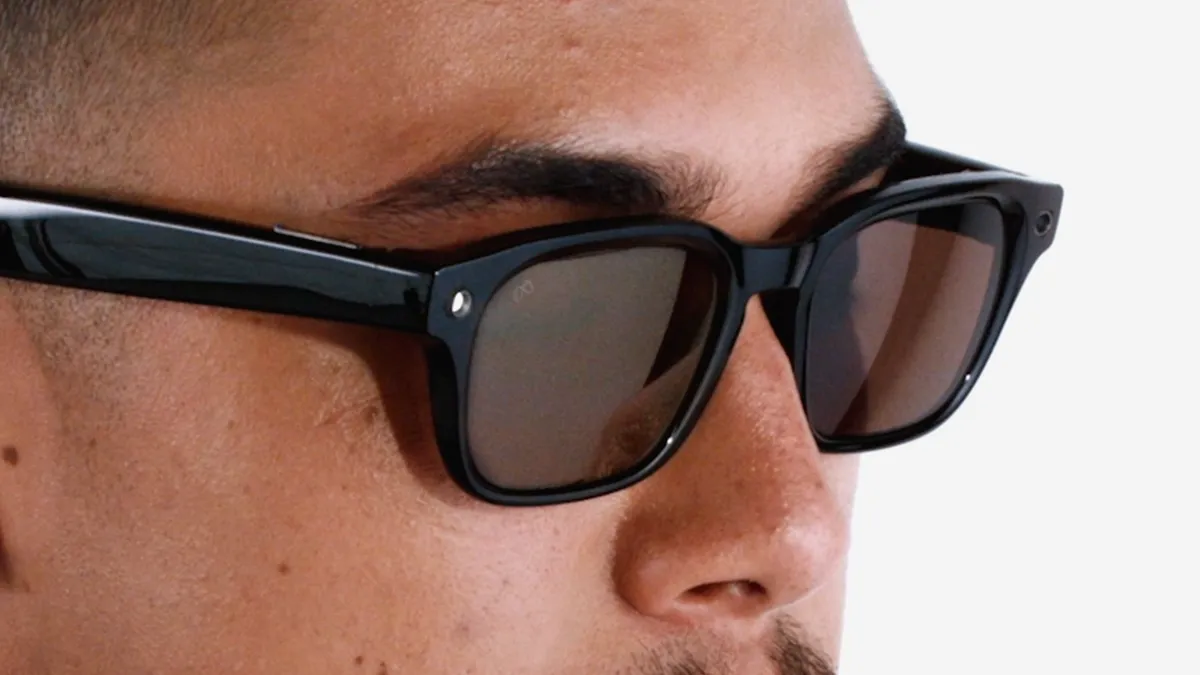 Primer plano de unas gafas inteligentes de Meta con el LED blanco de grabación señalado al final de una patilla