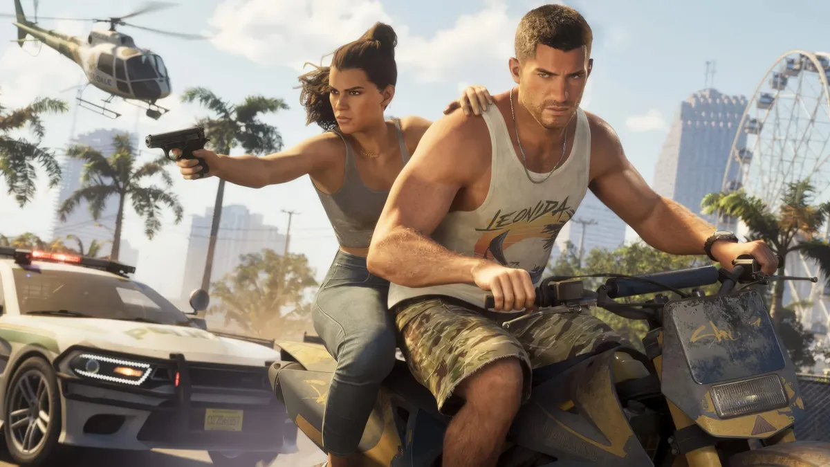 Jason y Lucía escapan en motocicleta de varios coches de policía y un helicóptero en una escena de acción de GTA 6