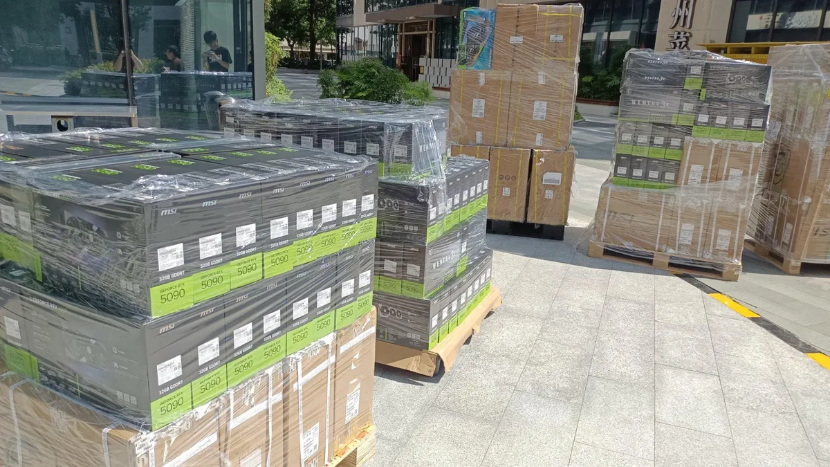 Palés cargados con cajas de tarjetas gráficas GeForce RTX 5090 envueltos en plástico estirable