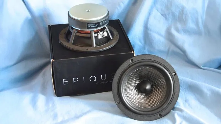Altavoz de medios Dayton Audio E150MR-4 de 5,5 pulgadas sobre fondo blanco