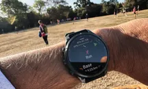 Corredor con un Garmin Fenix 9 Pro en la muñeca durante una prueba de GPS en Kingston