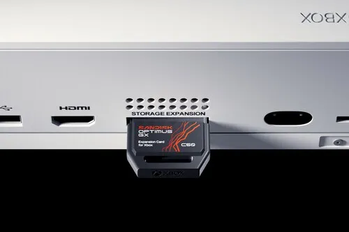 Tarjeta de expansión SanDisk Optimus GX C50 junto a una consola Xbox Series