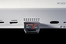 Tarjeta de expansión SanDisk Optimus GX C50 junto a una consola Xbox Series