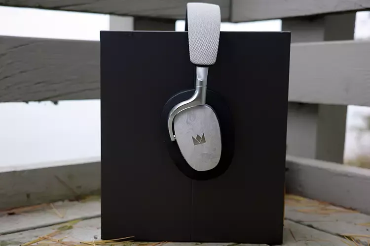 Auriculares inalámbricos Noble Audio FoKus Artemis con acabado jaspeado sobre fondo neutro