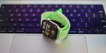 Apple Watch Series 12 sobre una mesa, con la esfera encendida
