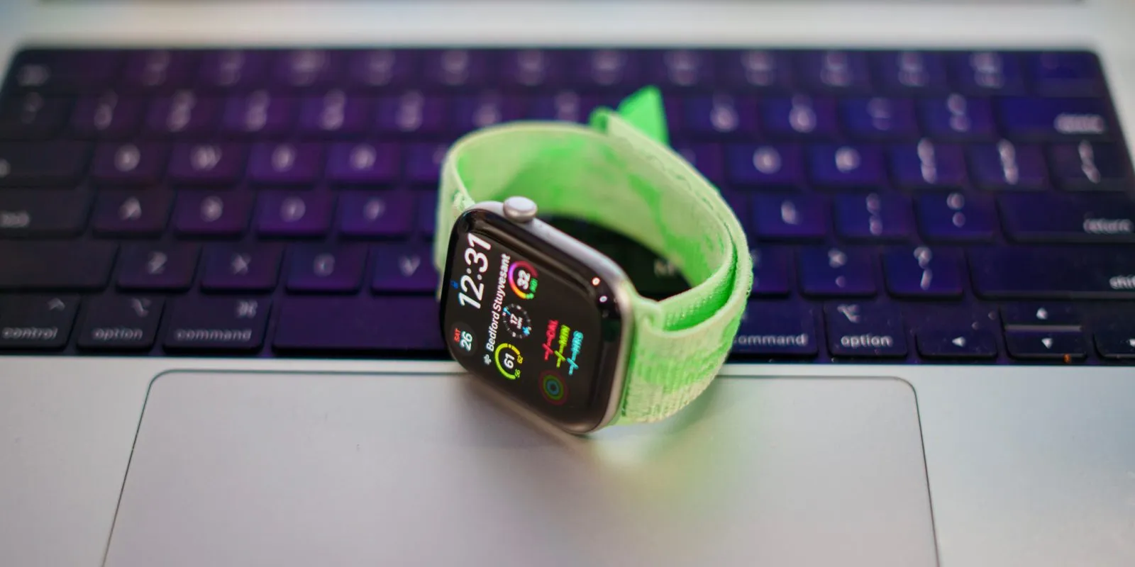 Apple Watch Series 12 sobre una mesa, con la esfera encendida