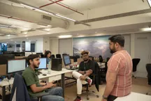 Empleados de Ubisoft conversando en una oficina de desarrollo de videojuegos