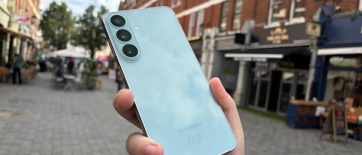 Samsung Galaxy S26 FE visto de frente con la pantalla encendida