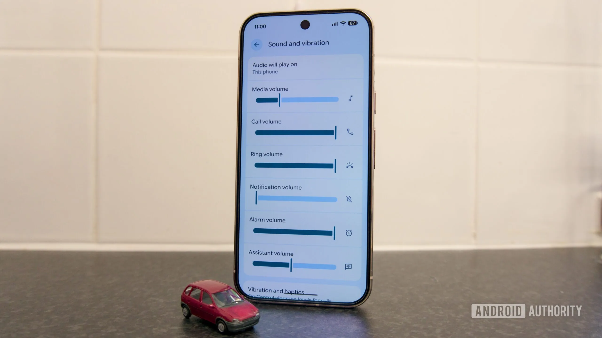 Teléfono Pixel mostrando los niveles de volumen de un dispositivo Bluetooth conectado a un coche