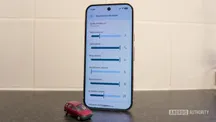 Teléfono Pixel mostrando los niveles de volumen de un dispositivo Bluetooth conectado a un coche