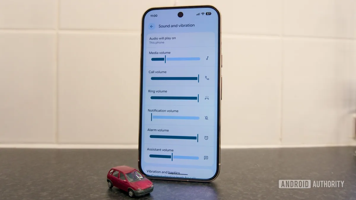 Teléfono Pixel mostrando los niveles de volumen de un dispositivo Bluetooth conectado a un coche