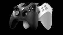 Mando SteelSeries Aeon Pro en blanco junto a su base de carga