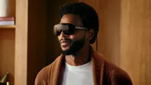 Hombre con unas Meta VR Glasses de visor oscuro en un interior cálido