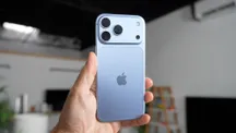 iPhone 18 Pro en color azul glaciar sostenido con una mano