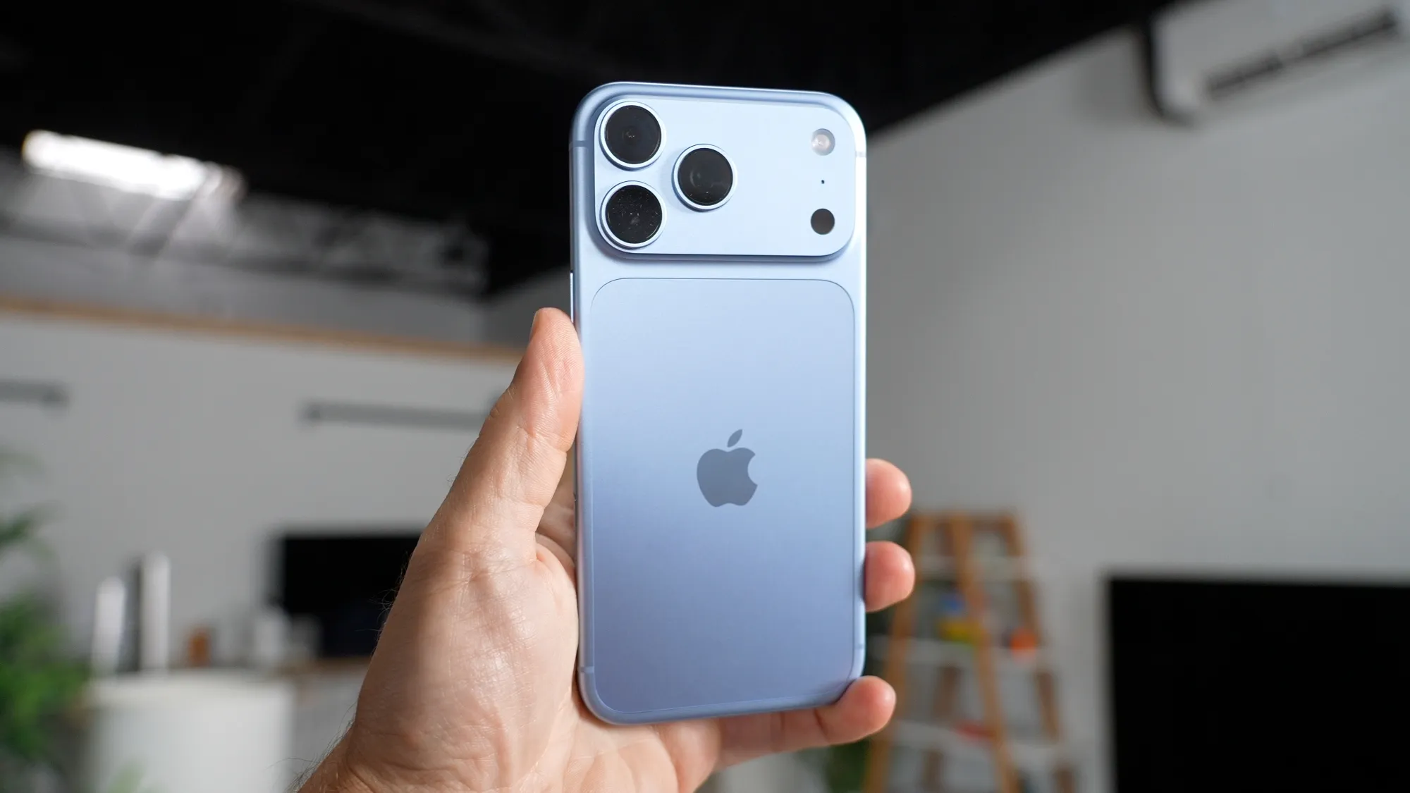 iPhone 17 Pro Max sostenido en la mano