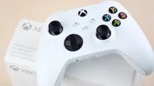 Mando de Xbox blanco colocado sobre su caja