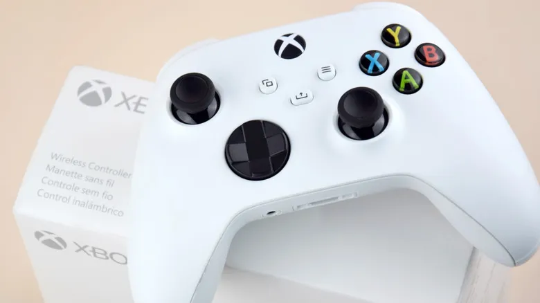 Mando de Xbox blanco colocado sobre su caja
