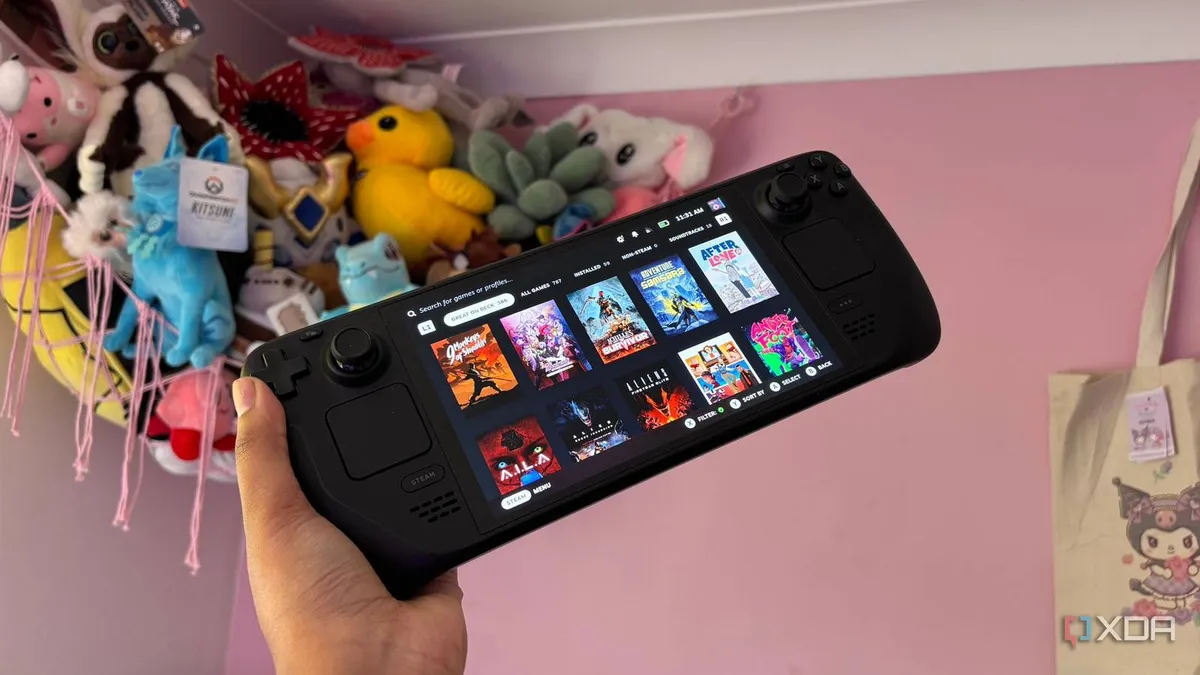 Consola Steam Deck mostrando el menú de juegos con varios peluches al fondo