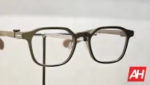 Gafas inteligentes RayNeo iO con montura oscura y patillas gruesas