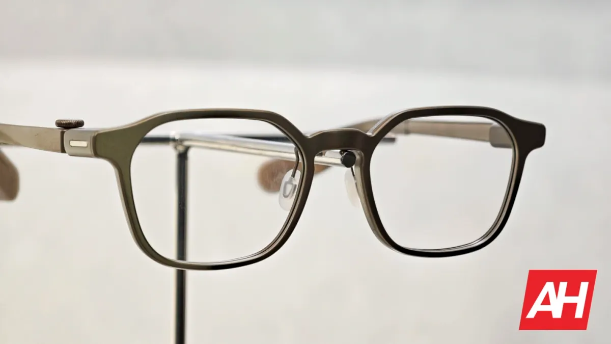 Gafas inteligentes RayNeo iO con montura oscura y patillas gruesas