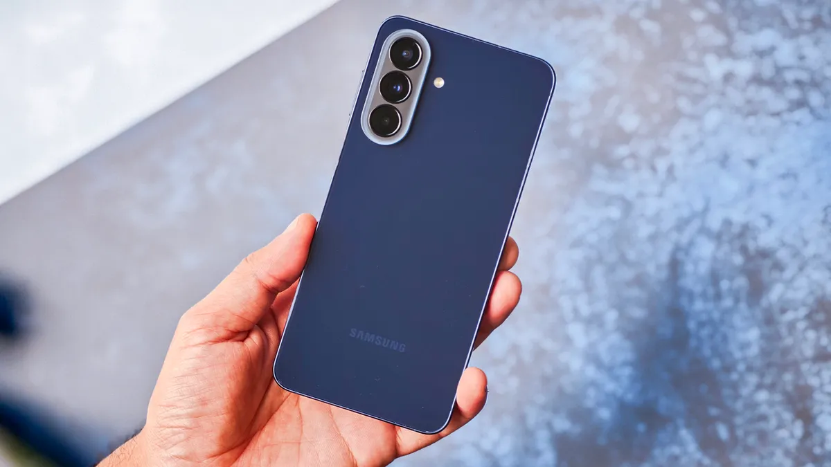 Parte trasera del Samsung Galaxy A57 5G con su módulo de cámaras