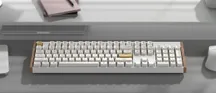 Teclado inalámbrico Keychron de formato completo visto en ángulo