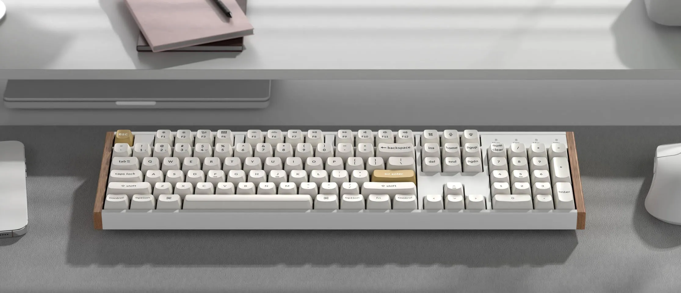 Teclado inalámbrico Keychron de formato completo visto en ángulo