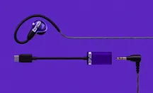 Auriculares in-ear Sony INZONE E9 en color morado cristal junto a su caja de sonido USB-C